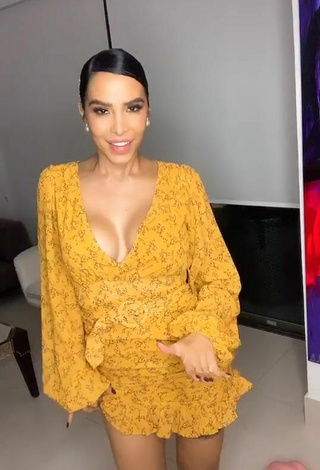 3. Pretty Jessi Pereira Shows Cleavage in Yellow Dress