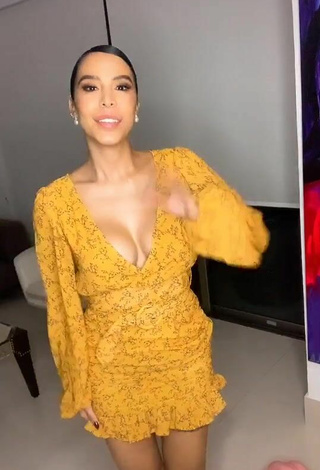 6. Pretty Jessi Pereira Shows Cleavage in Yellow Dress