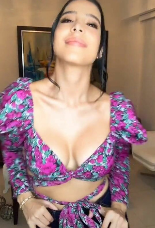 Amazing Jessi Pereira Shows Cleavage in Hot Floral Crop Top