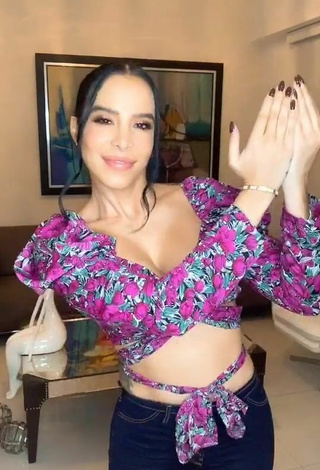 5. Amazing Jessi Pereira Shows Cleavage in Hot Floral Crop Top