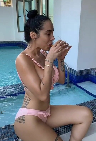 Amazing Jessi Pereira Shows Cleavage in Hot Pink Bikini at the Pool