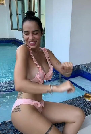 5. Amazing Jessi Pereira Shows Cleavage in Hot Pink Bikini at the Pool