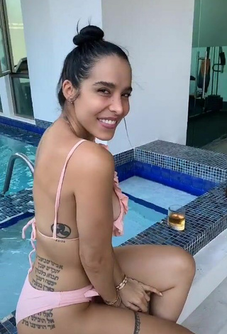 6. Amazing Jessi Pereira Shows Cleavage in Hot Pink Bikini at the Pool