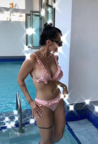 Hottie Jessi Pereira Shows Cleavage in Pink Bikini at the Swimming Pool