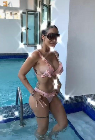 3. Hottie Jessi Pereira Shows Cleavage in Pink Bikini at the Swimming Pool