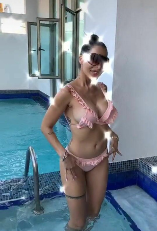 4. Hottie Jessi Pereira Shows Cleavage in Pink Bikini at the Swimming Pool