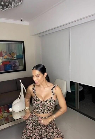 2. Beautiful Jessi Pereira Shows Cleavage in Sexy Floral Crop Top