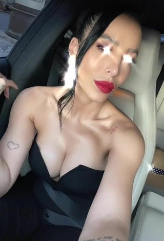 Magnificent Jessi Pereira Shows Cleavage in a Car