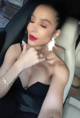 2. Magnificent Jessi Pereira Shows Cleavage in a Car