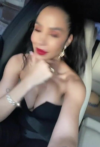 3. Magnificent Jessi Pereira Shows Cleavage in a Car
