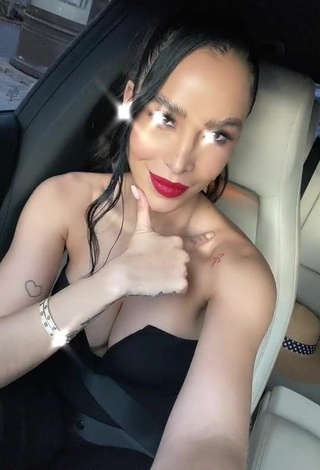 4. Magnificent Jessi Pereira Shows Cleavage in a Car