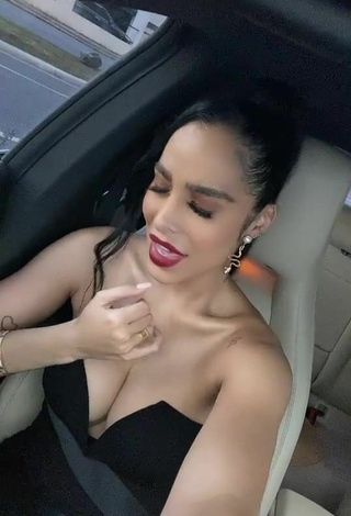 2. Dazzling Jessi Pereira Shows Cleavage in a Car
