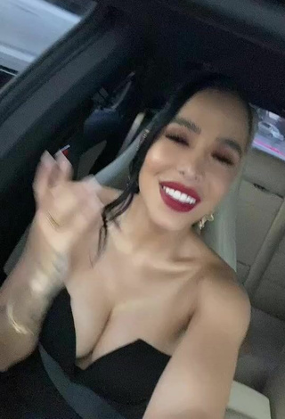 3. Dazzling Jessi Pereira Shows Cleavage in a Car