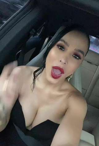4. Dazzling Jessi Pereira Shows Cleavage in a Car