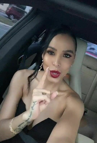 5. Dazzling Jessi Pereira Shows Cleavage in a Car