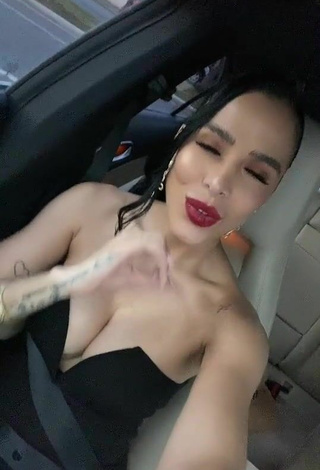 6. Dazzling Jessi Pereira Shows Cleavage in a Car
