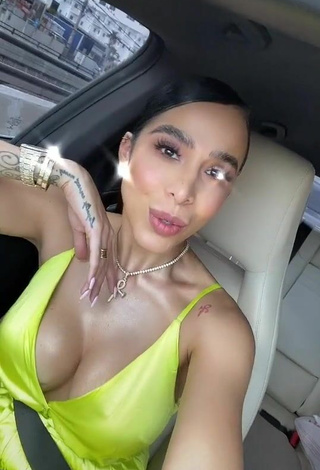 3. Hottest Jessi Pereira Shows Cleavage in Green Dress in a Car