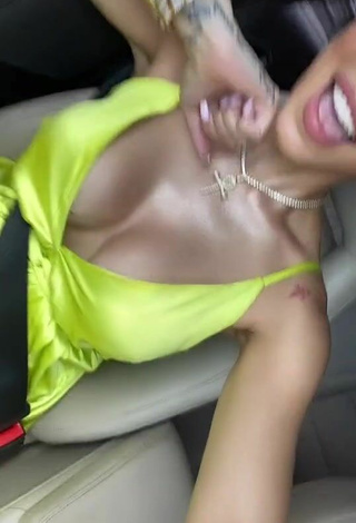 4. Hottest Jessi Pereira Shows Cleavage in Green Dress in a Car