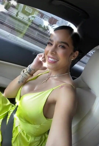 5. Hottest Jessi Pereira Shows Cleavage in Green Dress in a Car