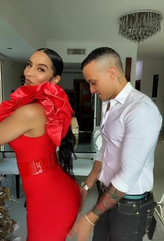 3. Beautiful Jessi Pereira Shows Cleavage in Sexy Red Dress