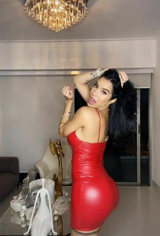 4. Sweetie Jessi Pereira Shows Cleavage in Red Dress