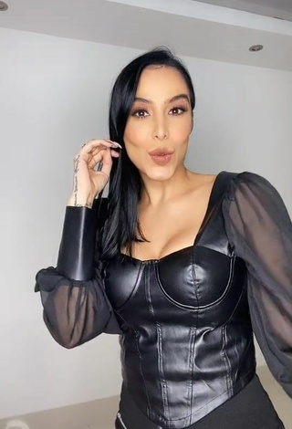 2. Sexy Jessi Pereira Shows Cleavage in Black Corset