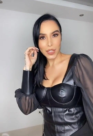 3. Sexy Jessi Pereira Shows Cleavage in Black Corset
