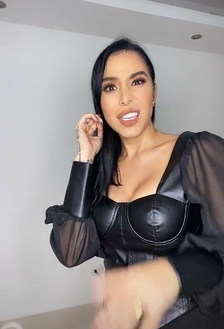 4. Sexy Jessi Pereira Shows Cleavage in Black Corset
