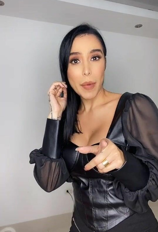 5. Sexy Jessi Pereira Shows Cleavage in Black Corset