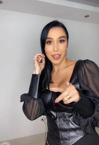 6. Sexy Jessi Pereira Shows Cleavage in Black Corset