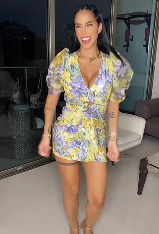 2. Cute Jessi Pereira Shows Cleavage in Floral Dress and Bouncing Tits