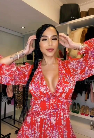 Hot Jessi Pereira Shows Cleavage in Floral Dress