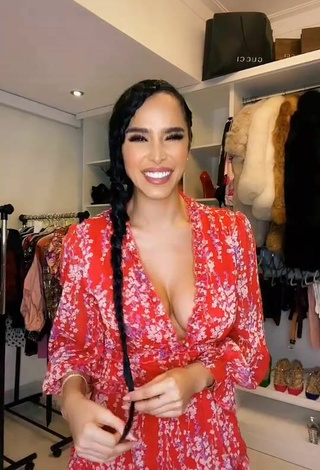 4. Hot Jessi Pereira Shows Cleavage in Floral Dress