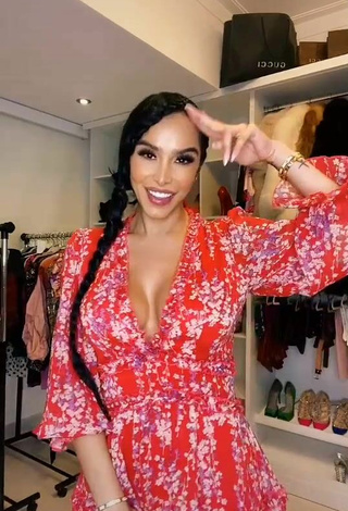 5. Hot Jessi Pereira Shows Cleavage in Floral Dress