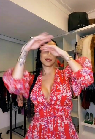 4. Sexy Jessi Pereira Shows Cleavage in Floral Dress and Bouncing Boobs