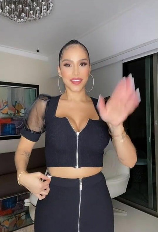 Sexy Jessi Pereira Shows Cleavage in Black Crop Top