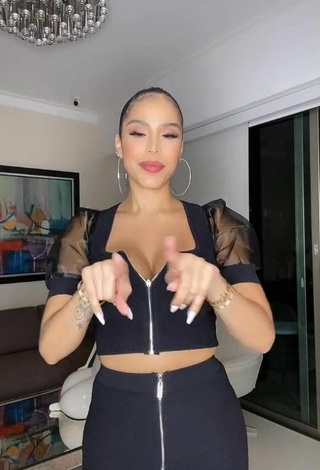 2. Sexy Jessi Pereira Shows Cleavage in Black Crop Top