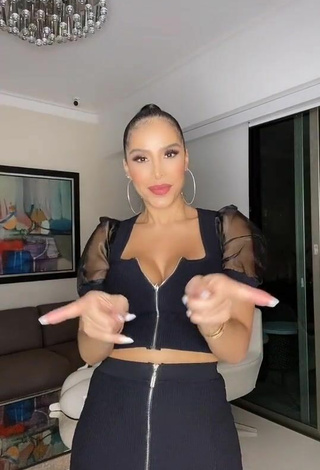 3. Sexy Jessi Pereira Shows Cleavage in Black Crop Top