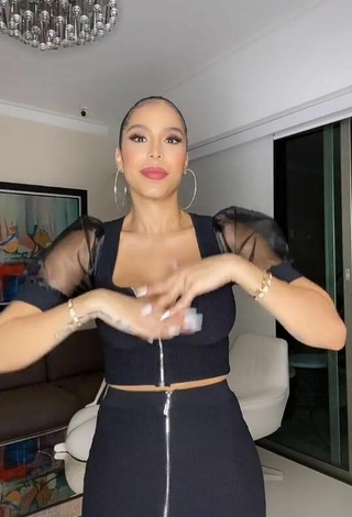 4. Sexy Jessi Pereira Shows Cleavage in Black Crop Top