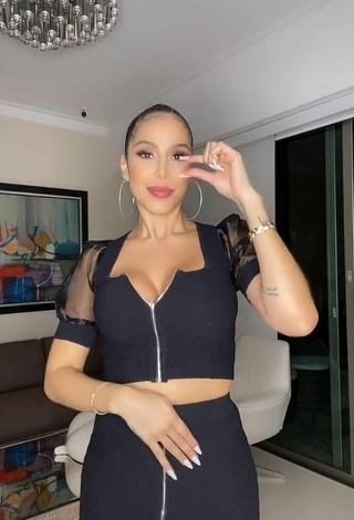 5. Sexy Jessi Pereira Shows Cleavage in Black Crop Top
