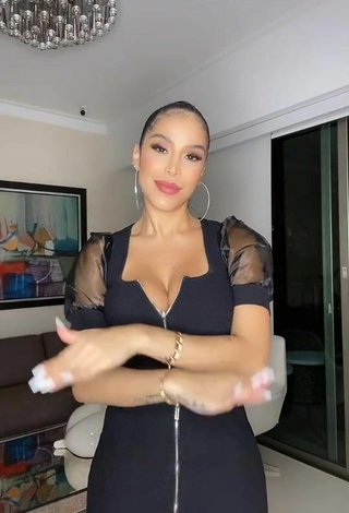 6. Sexy Jessi Pereira Shows Cleavage in Black Crop Top