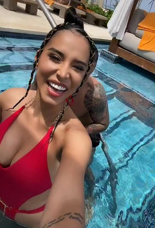 4. Sexy Jessi Pereira Shows Cleavage in Red Swimsuit at the Pool