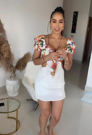 2. Sexy Jessi Pereira Shows Cleavage in Floral Overall