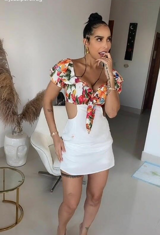3. Sexy Jessi Pereira Shows Cleavage in Floral Overall