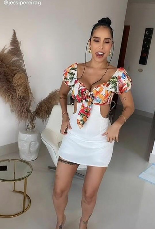 4. Sexy Jessi Pereira Shows Cleavage in Floral Overall