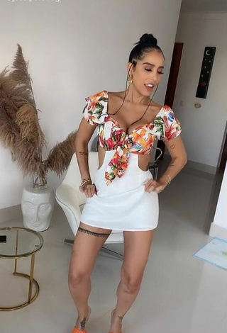 5. Sexy Jessi Pereira Shows Cleavage in Floral Overall