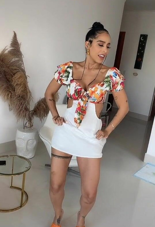 6. Sexy Jessi Pereira Shows Cleavage in Floral Overall