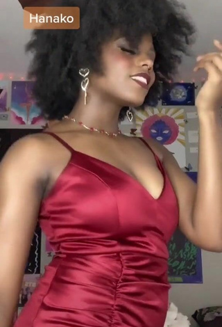 4. Sexy Jordan Nata'e Shows Cleavage in Red Dress
