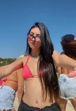 4. Hot Julia Guerra Shows Cleavage while Twerking