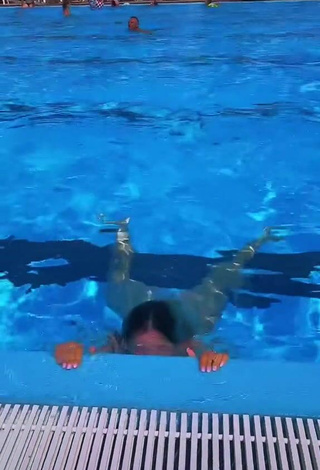 2. Sexy Lera Kantur Shows Cleavage in Blue Bikini Top at the Swimming Pool